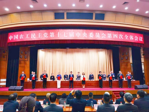 礼堂里有许多人 AI 生成的内容可能不正确。